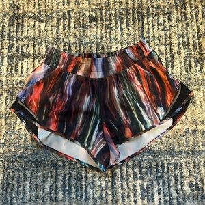 lululemon hotty hot shorts 2.5 in size 6
